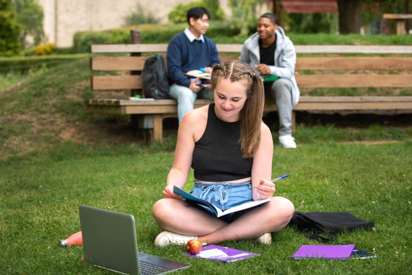 Presentasi rencana investasi untuk acara korporat skala besar