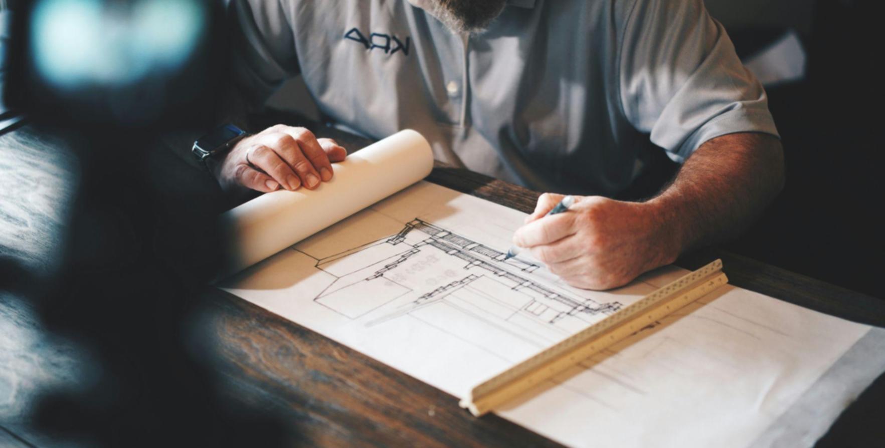 Diskusi strategi investasi untuk proyek acara berskala besar