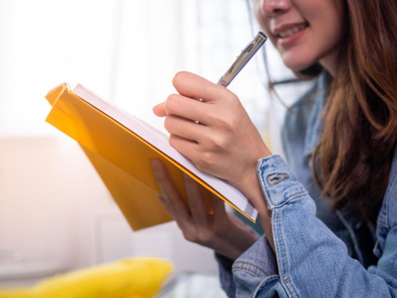 Ilustrasi dokumen perencanaan investasi acara dengan grafik dan analisis keuangan