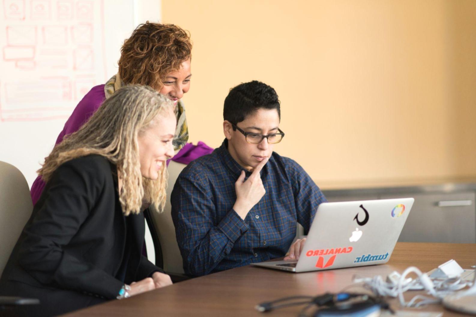 Diskusi strategi investasi acara dengan klien di ruang meeting