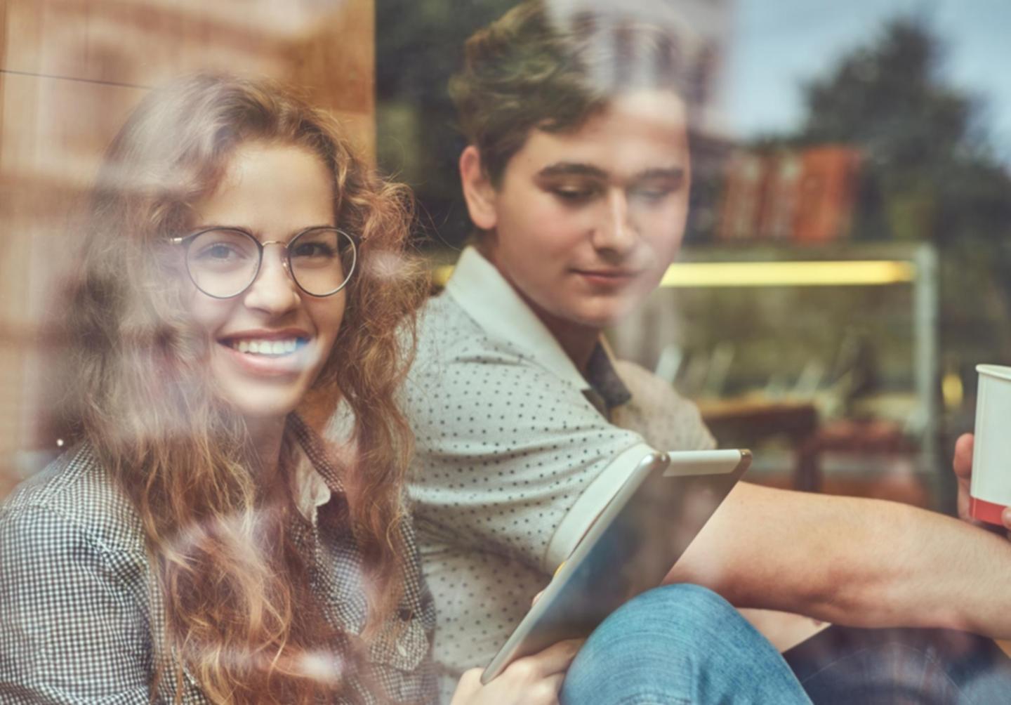 Sesi konsultasi perencanaan investasi acara dengan dokumen dan perhitungan detail