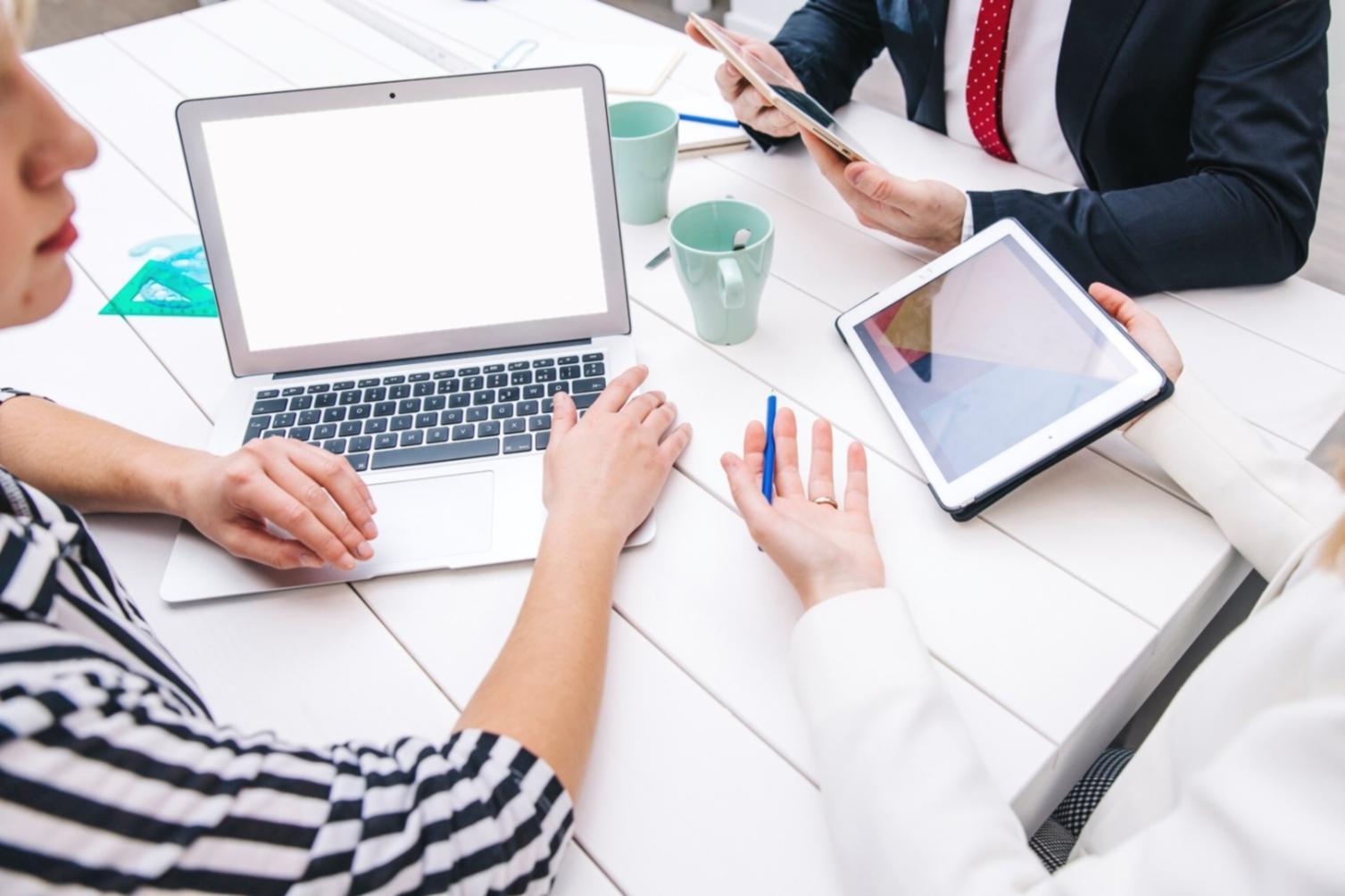 Analisis strategis perencanaan keuangan acara dengan data visual