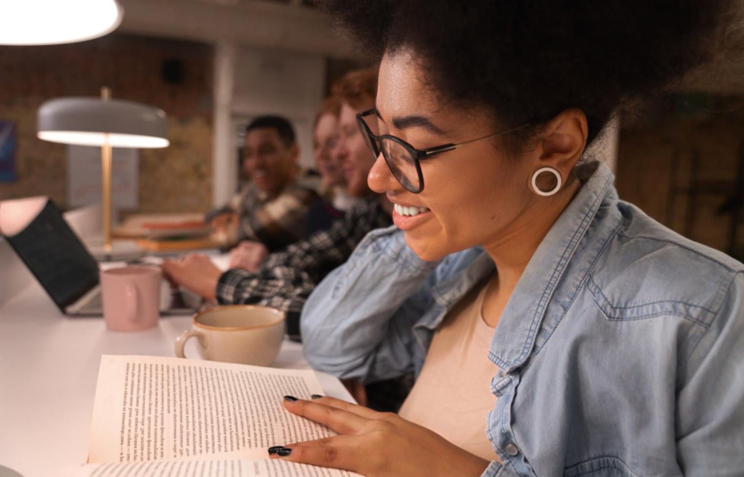 Perpustakaan digital berisi berbagai panduan dan template perencanaan investasi acara