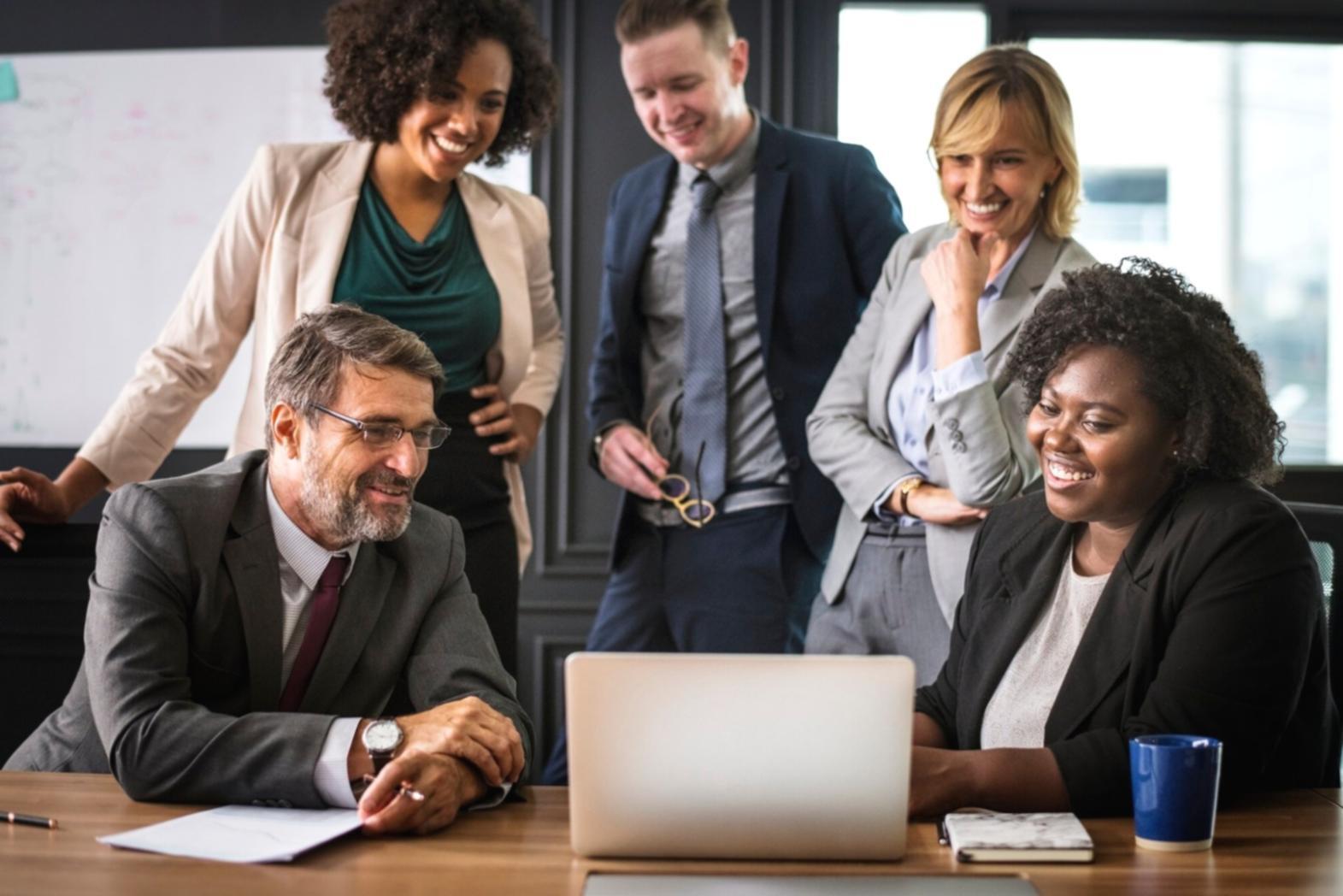 Tim perencanaan investasi sedang menganalisis data proyek acara