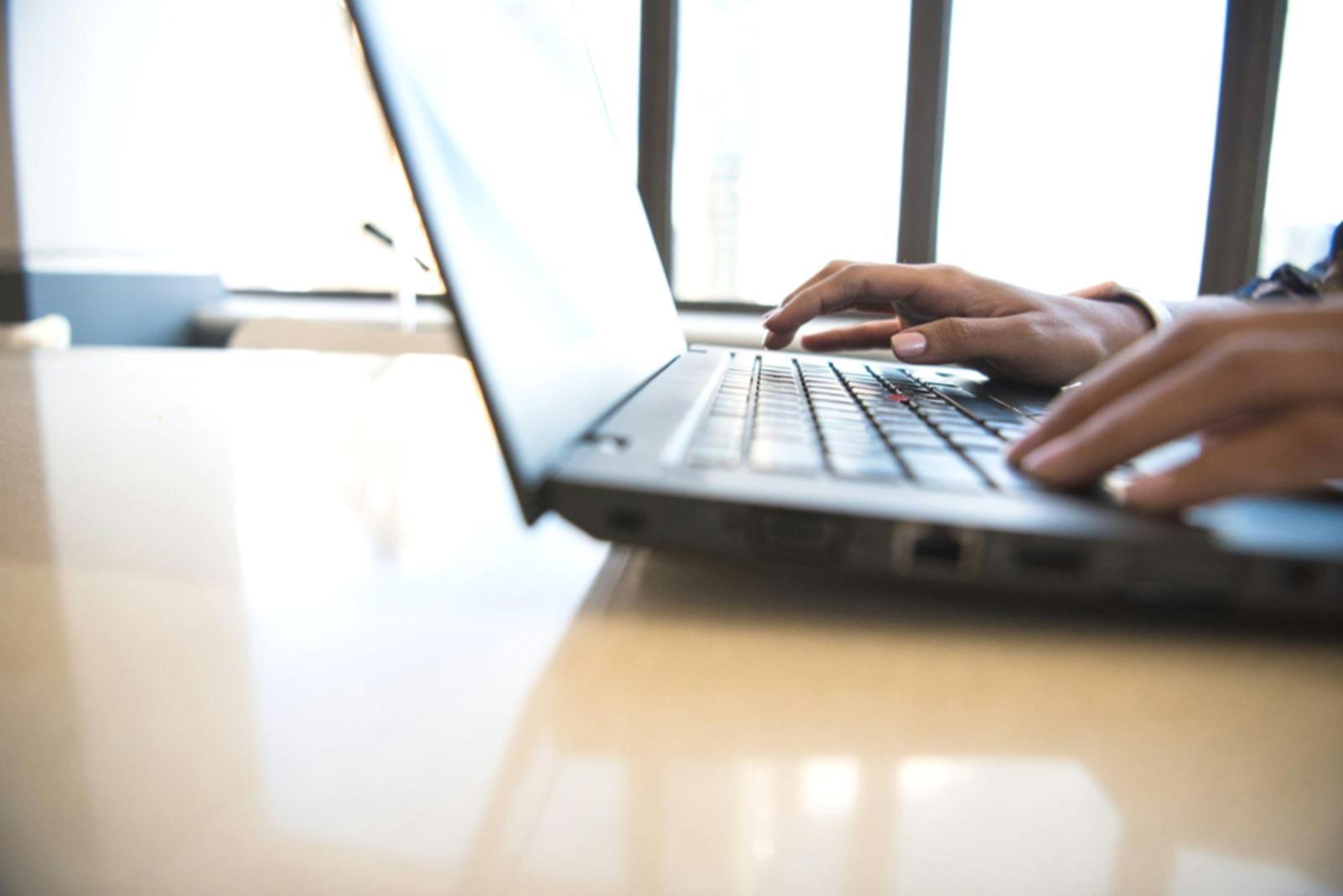 Analisis data performa investasi acara dengan visualisasi grafik